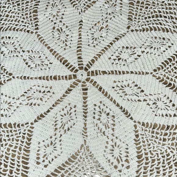 Elegant Vintage 1970s Handmade White Crochet Doilies Set - Picture 5 of 17